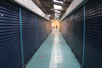 Abandono. El Centro Comercial La Merced luce casi completamente vacío. Allí se busca reubicar a 112 comerciantes.