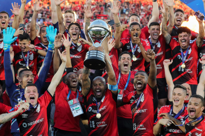 Los jugadores de Paranaense celebran con el trofeo luego de ganar la final de la Copa Sudamericana.