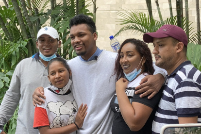 El boxeador Carlos Mina fue deportado de Estados Unidos tras permanecer detenido por 850 días en Nevada.