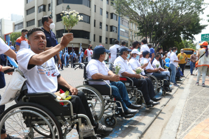 A las víctimas se les entregó plantas con flores para sembrar.