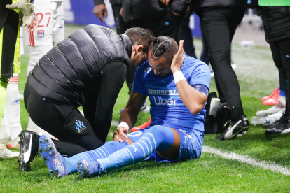 Payet fue conectado con un botellazo de parte de los hinchas del Lyon.
