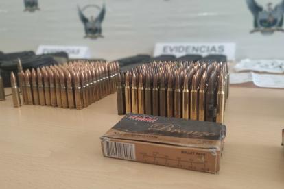 Algunas de las municiones halladas en el vehículo abandonado.