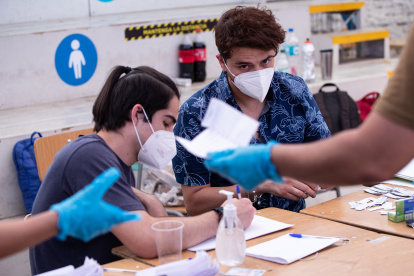 Delegados de mesa comienzan hoy el conteo de votos en el Liceo Juan Pablo Duarte, en Santiago (Chile). Chile comenzó este domingo el conteo de votos en las elecciones presidenciales más decisivas e inciertas de su historia reciente, a la espera de que cierren algunos de los más de 2.800 locales que aún registran filas y que por ley deben permanecer abiertos mientras haya electores dentro. Más de 15 millones de ciudadanos fueron llamados a votar desde las 08.00 hora local (11.00 GMT) hasta las 18.00 hora local (21.00 GMT) para elegir al sucesor del actual mandatario, el conservador Sebastián Piñera, y renovar totalmente la Cámara de Diputados y parcialmente el Senado. EFE/Alberto Valdés