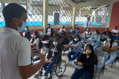 Un alumno de tercer curso de Bachillerato del colegio Ficoa de Montalvo, de Guayaquil, se dirige a sus compañeros y al profesor, durante el primer día del retorno a clases