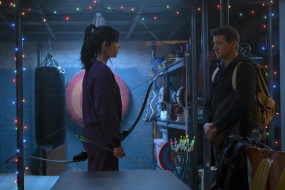 Fotograma cedido por Marvel Studios donde aparece Hailee Steinfeld como Kate Bishop y Jeremy Renner como Clint Barton durante la escena de un episodio de la serie "Hawkeye" que estrenará el 24 de noviembre en Disney+ . Marvel ha llevado a la pantalla aventuras imposibles, luchas impresionantes y misiones extremas para salvar al mundo, pero "Hawkeye", su nueva serie con Jeremy Renner y Hailee Steinfeld, se aleja un poco de la épica de los superhéroes para empaparse del espíritu de la Navidad.