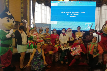 En el Salón de la Ciudad, en el Municipio de Guayaquil, Juan y Juanito Pueblo se conviertieron en la Mamá Noel y Papá Noel de la ciudad.