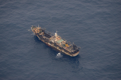 Vista de un gran barco pesquero chino, en una fotografía de archivo.