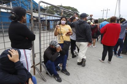 Días después de la masacre, padres y madres de familia se congregan en los exteriores del centro de reclusión para obtener noticias de sus allegados.
