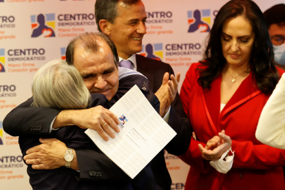 Oscar Iván Zuluaga abraza a su madre luego de conocer que su partido el Centro Democrático lo escogió como el único candidato a la Presidencia de Colombia para representar a este partido en las elecciones del 2022. El excandidato presidencial colombiano Óscar Iván Zuluaga será nuevamente aspirante a ese cargo por el uribista Centro Democrático en las elecciones de 2022, según anunció este lunes ese partido de derechas, que gobierna desde 2018 con Iván Duque. EFE/ Mauricio Dueñas Castañeda