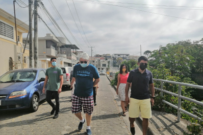 Reclamo. Un grupo de habitantes de Cumbres Bajas de Los Ceibos decidió exponer sus reclamos en la calle, por el ducto cajón que está lleno de maleza y del cual salen malos olores.