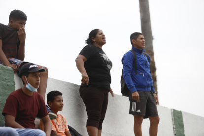 Jhonny Morales (d), es un padre de familia que alienta a su hijo Jhon en el equipo de Esfutmil. También es entrenador.