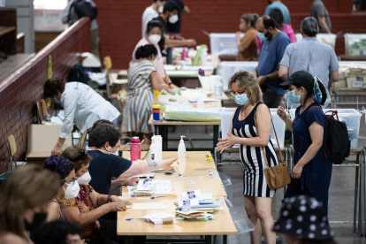 Ciudadanos votan en el Liceo Carmela Carvajal en Santiago (Chile).. EFE/ Alberto Valdés