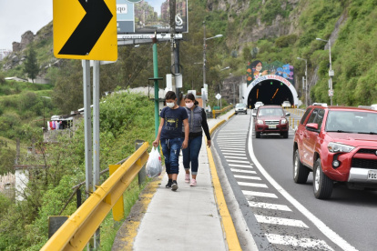 Movilidad. Tanto automotores como peatones utilizan el Túnel Guayasamín para llegar hacia sus destinos.