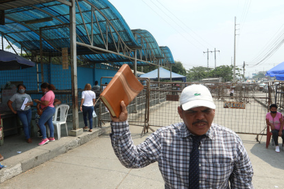 Campaña. El hermano Juan Zea cumple jornadas diarias frente a la Penitenciaría. Espera con sus oraciones atenuar la violencia en la cárcel.