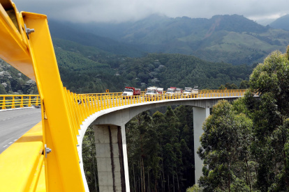 Fotografía de la carretera entre las poblaciones de Cajamarca y Calarcá, en el paso conocido como La Línea el 17 de noviembre de 2021, donde se entregaron las obras del cruce de la Cordillera Central en Cajamarca (Colombia).