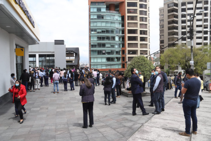 Personas evacuaron edificios públicos y privados ante un sismo de 4. 1grados.