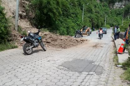 en el sector de Guápulo se registró este derrumbe a causa del movimiento telúrico, informó.