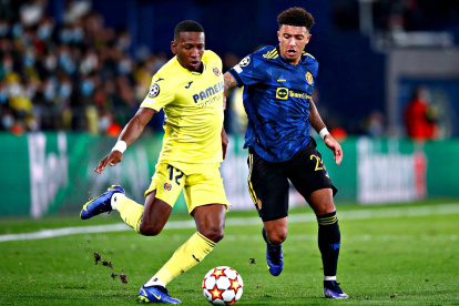 Pervis Estupiñán, lateral del Villarreal, intenta doblegar la marca de Jadon Sancho.
