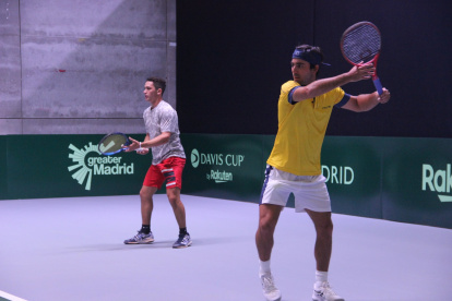 Cayetano March (i) y Diego Hildalgo en uno de los primeros entrenamientos en el Madrid Arena, sede del Grupo A.