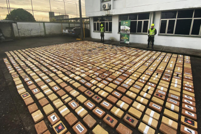 Referencial: Fotografía cedida el 17/11/2021 por la Policía Nacional de Colombia, que muestra los paquetes de droga decomisados por las autoridades colombianas en Buenaventura (Colombia).