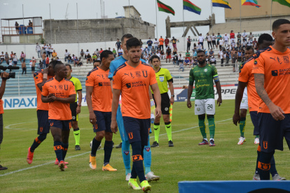 Los jugadores de Liga de Quito dejan el campo tras el empate ante Orense en suelo machaleño.