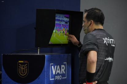 Carlos Orbe es uno de los pocos jueces capacitados para manejar el VAR en Ecuador.