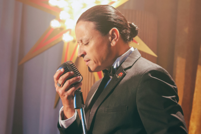 Elvis Crespo en su nuevo video clip Samba y lluvia.