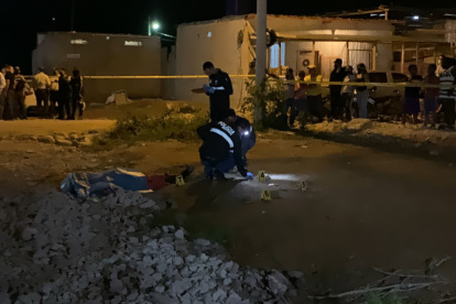 La Dirección de Muertes Violentas realizó el levantamiento de indicios y recolectó versiones de testigos, que permitan establecer la motivación de este nuevo hecho sangriento.