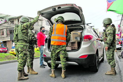 Revisión. Grupos militares se encargan de la revisión manual de personas y vehículos en las nueve provincias.