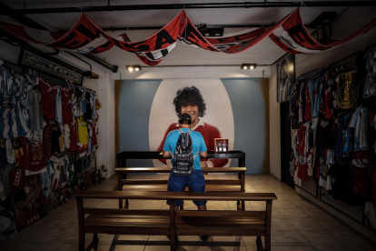 Una persona reza en un altar en homenaje al fallecido exfutbolista argentino Diego Armando Maradona, el 23 de noviembre de 2021 en Buenos Aires (Argentina).