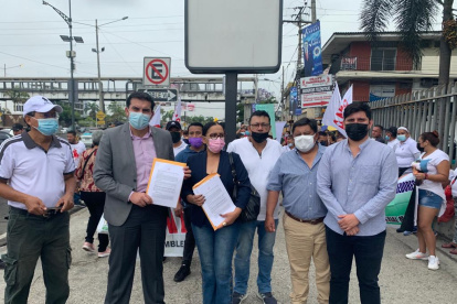 Los comerciantes informales fuera de la Unidad Judicial Valdivia, en Guayaquil.