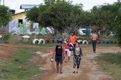 Excombatientes de las FARC caminan en el Espacio Territorial de Capacitación y Reincorporación.