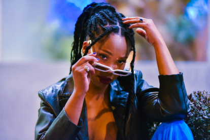 Alhi tiene 24 años.