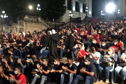 El presidente cubano Miguel Díaz Canel (fuera de cuadro), participa junto a jóvenes cubanos en una velada por el quinto aniversario de la muerte del líder cubano Fidel Castro, el 24 de noviembre de 2021, en la Habana (Cuba). Cinco años después de su muerte, la sombra de Fidel sigue siendo alargada en Cuba, donde el legado de su máximo líder durante medio siglo continúa guiando al gobierno, pero también influyendo sobre los opositores, según los expertos. EFE/ Laura Becquer