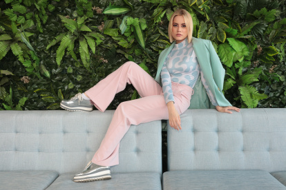 Armó este outfit pensando en que lo usaría para una reunión, puede ser laboral. También es una excelente opción para una noche de cócteles en los que la temática sea usar varios colores.