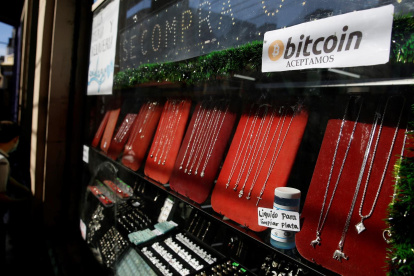Vista de un negocio que recibe pagos en criptomonedas en San Salvador, en una fotografía de archivo.