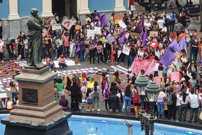 Más de 175 pares de zapatos rojos se colocaron sobre el suelo