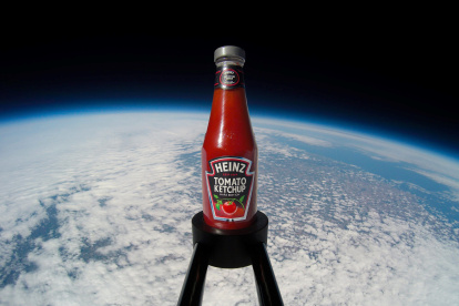 Un montaje donde aparece una botella de la famosa salsa de tomate "ketchup" de la marca Heinz en el espacio. EFE/