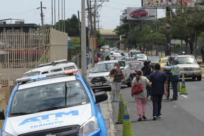 Supermercado. Las ofertas del supermercado Coral que está en la Carlos Julio Arosemena generaron un embotellamiento ayer de más de dos kilómetros  2. Centros comerciales. Alrededor de los espacios que quedan en la ciudadela Kennedy también hubo atascos desde el miércoles en la noche. 3. Bahía. El movimiento de carros es imposible a ratos en la zona. Para salir de un embotellamiento se requieren más de 35 minutos.