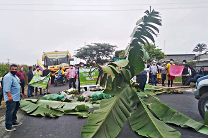Con racimos y neumáticos agricultores bloquearon vías. Babahoyo y Puebloviejo, Los Ríos _Tatiana Ortiz