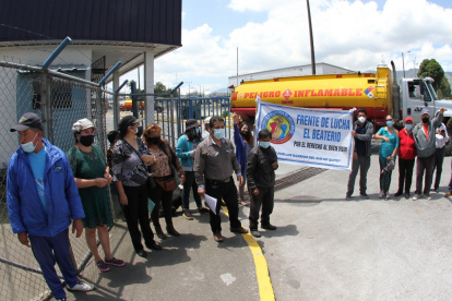 Plantón. Los habitantes de El Beaterio expresaron su preocupación por la existencia de una planta de petróleo que se encuentra cerca de sus casas.