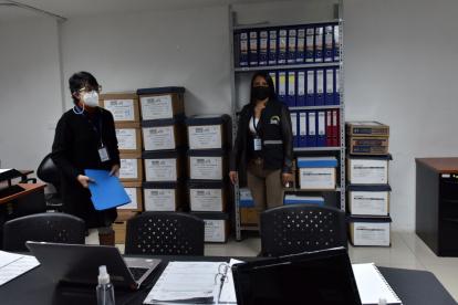 Revisión. La Unidad de Fiscalización del CNE tiene varias cajas con expedientes para la revisión de aportes y gastos de campaña.