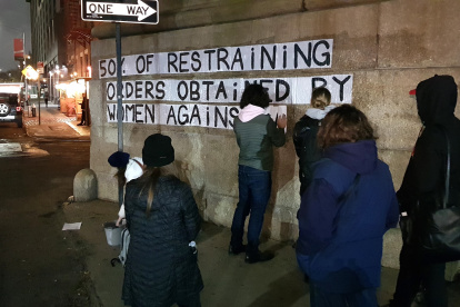 Los carteles están en sitios concurridos como las escaleras del Tiovivo de Jane, en el barrio de Dumbo.