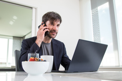 Un yogur con nueces y frutas es fácil de preparar y nutritivo.
