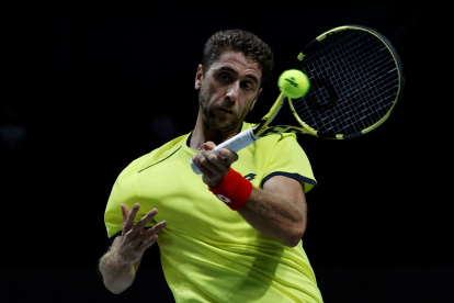 Roberto Quiroz, tenista ecuatoriano, hace una devolución ante Feliciano López.