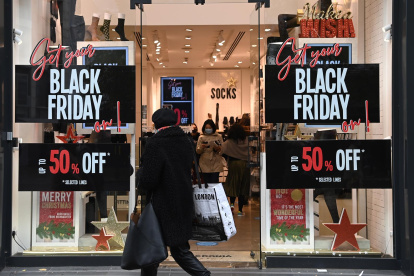 Carteles que anuncian el Black Friday.