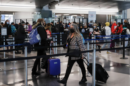 El Gobierno de EE.UU. avisó este viernes que a partir del próximo lunes pondrá restricciones a los viajeros procedentes de Sudáfrica y otros siete países del Sur del continente africano ante la aparición de una nueva variante del coronavirus bautizada como "omicrón".

En un comunicado, la Casa Blanca anunció que las restricciones incluirán, además de Sudáfrica, a Mozambique, Namibia, Zimbabue, Botsuana, Lesoto, Malawi y Esuatini.

El Gobierno se refirió únicamente a "restricciones en el tráfico aéreo", y no dio por el momento más detalles acerca de cuáles son exactamente las implicaciones.

El presidente de EE.UU., el demócrata Joe Biden, tomó esta decisión después de que se lo sugiriesen su asesor jefe para cuestiones médicas, Anthony Fauci, y los responsables de los Centros para el Control y Prevención de Enfermedades (CDC, por sus siglas en inglés).

Las restricciones no afectarán a los ciudadanos estadounidenses o residentes permanentes legales de EE.UU. que se encuentren en esos países, aunque estos sí tendrán que presentar un test de covid-19 negativo antes de volar a EE.UU.

La Casa Blanca dijo tomar esta medida como "un exceso de precaución" ante todas las incógnitas que todavía rodean a la nueva variante.

El anuncio de las restricciones se produce al mismo tiempo que la Organización Mundial de la Salud (OMS) declaró hoy la nueva variante del coronavirus detectada en Sudáfrica como una "variante de riesgo" y la bautizó con la letra griega omicrón.

Los expertos de la OMS señalaron que la nueva variante parece ser más contagiosa que las anteriores aunque todavía no se tienen datos para determinar si es más o menos resistente a las vacunas contra la covid-19.

De momento, la variante omicrón se han detectado en Sudáfrica, Botsuana, Hong Kong (China) y Bélgica.

Los pasajeros estadounidenses tendrán que presentar un test de covid-19 negativo antes de volar a EE.UU