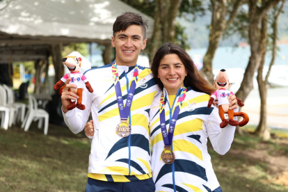 Podio. Xavier Criollo y Paula Vega muestran sus medallas de bronce.