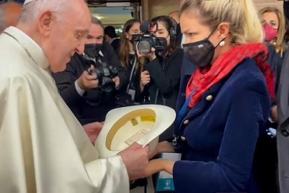 Como presente, la prefecta del Guayas le entregó al papa Francisco un sombrero de paja toquilla.