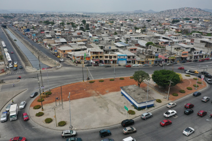 Canal. Las Orquídeas está separada por dos canales de agua, que en los últimos días han sido atendidos para el desalojo de basura.